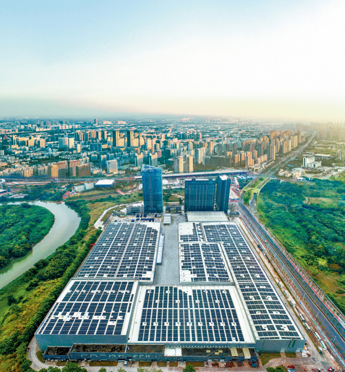 深圳開沃汽車生產廠房上的屋頂安裝了大量太陽能板，提供綠色電力。