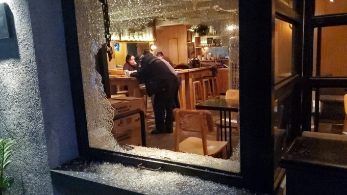 中环餐厅遭打爆玻璃窗 猖狂贼仔抬走成部收银机。杨伟亨摄