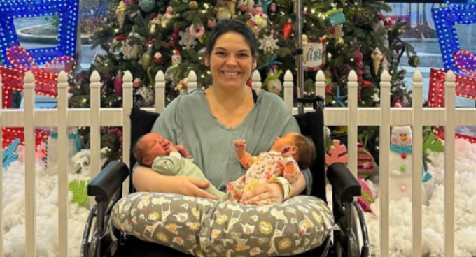 凯尔西与她的一对新生孖胎女婴。网上图片