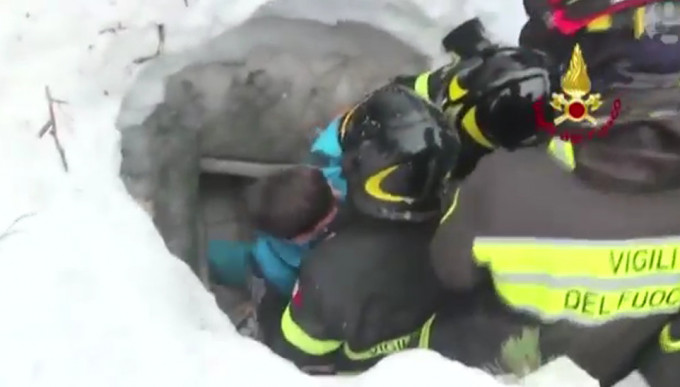 救援人員繼續在現場挖掘，,再救出多人。網圖