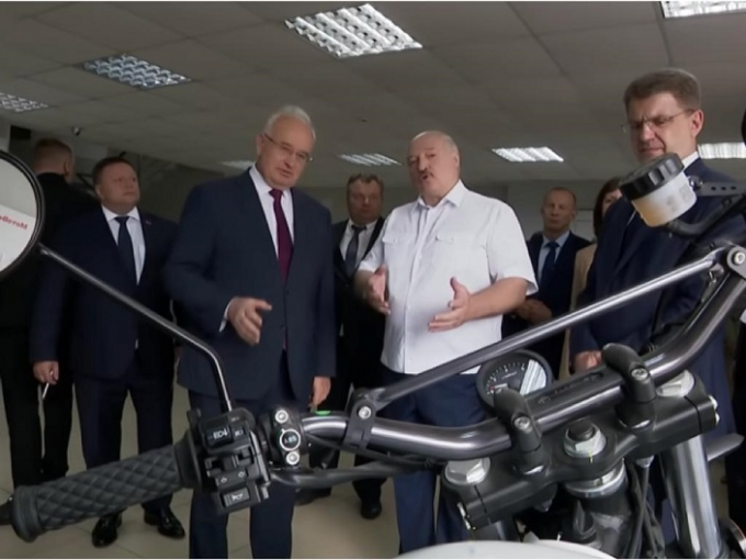 「国产」摩托车零件全来自中国激嬲卢卡申科。