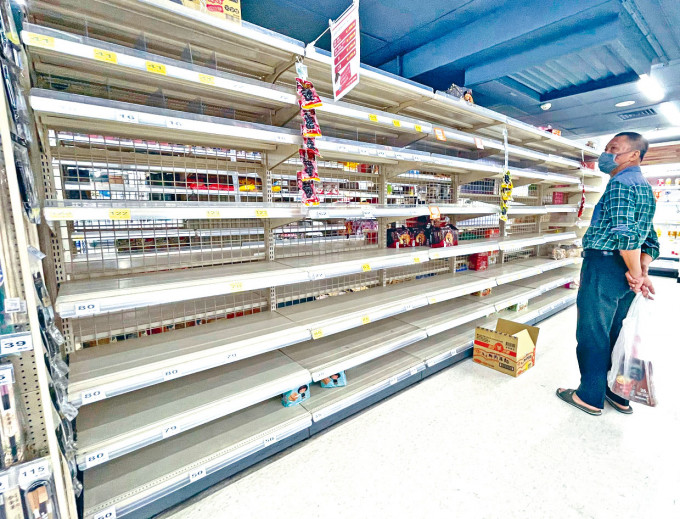 民眾擔心封城，台北的超市糧食及日用品被搶購一空。