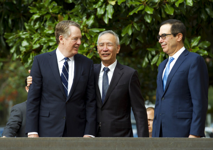 副总理刘鹤与美国财长努钦与贸易代表莱特海泽。AP