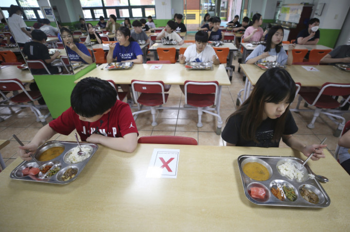 南韓學生用餐時保持適當的安全距離。AP圖