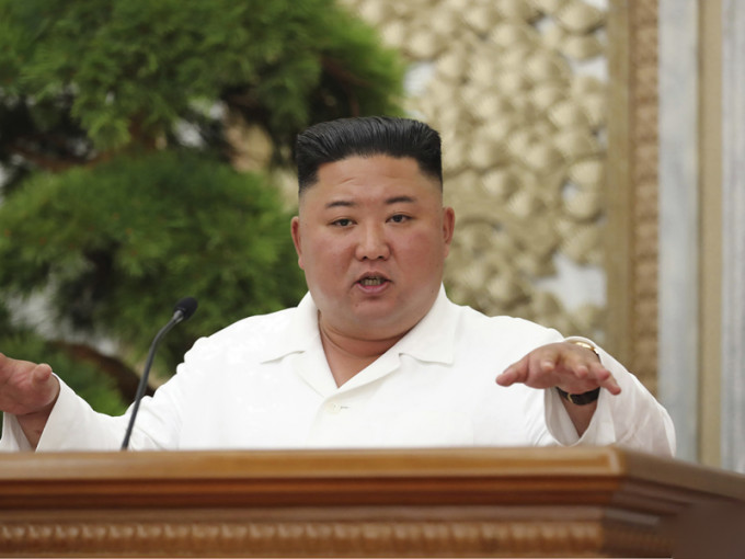 金正恩罕見現身，指北韓防疫成果引以自豪。AP圖