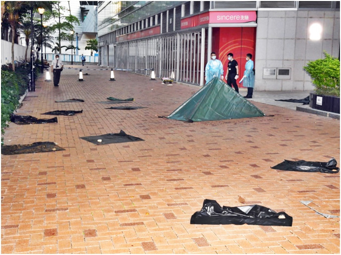 警员以帐篷遮盖死者遗体，并以黑胶袋遮盖内脏。