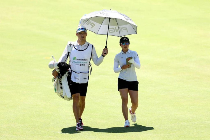 陈芷澄(右)于美国女子职业高尔夫协会(LPGA)比洞赛16强出局。香港高尔夫球总会facebook图片