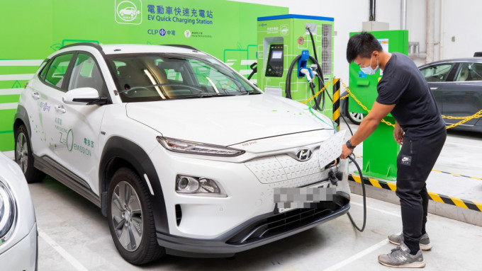 中電宣布延長電動車充電站免費充電服務至明年底。中電提供
