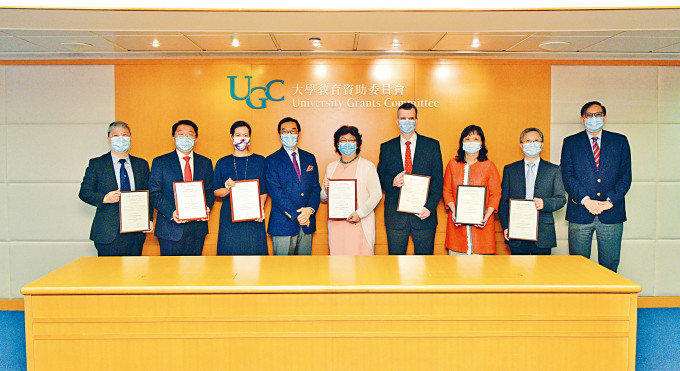 教资会主席唐家成（左四）颁发二〇二〇年教资会杰出教学奖予各个组别的得奖学者。