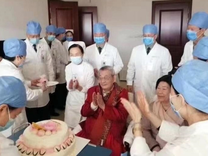 中国前国务院总理朱熔基昨日92岁生日，有戴上口罩的医生及护士为他庆生。网图