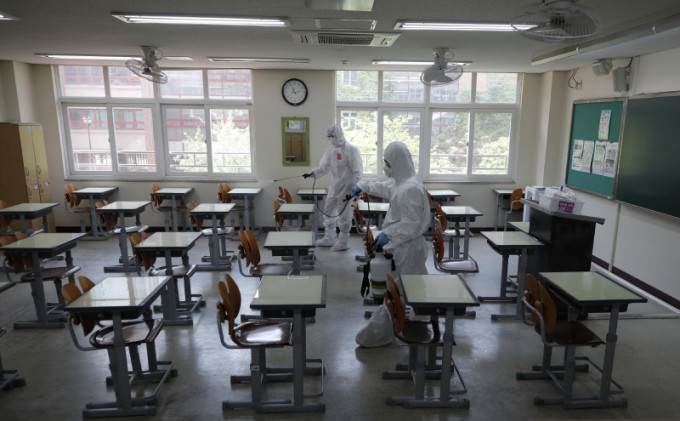南韩推迟学校复课时间，加强校内消毒工作。AP图