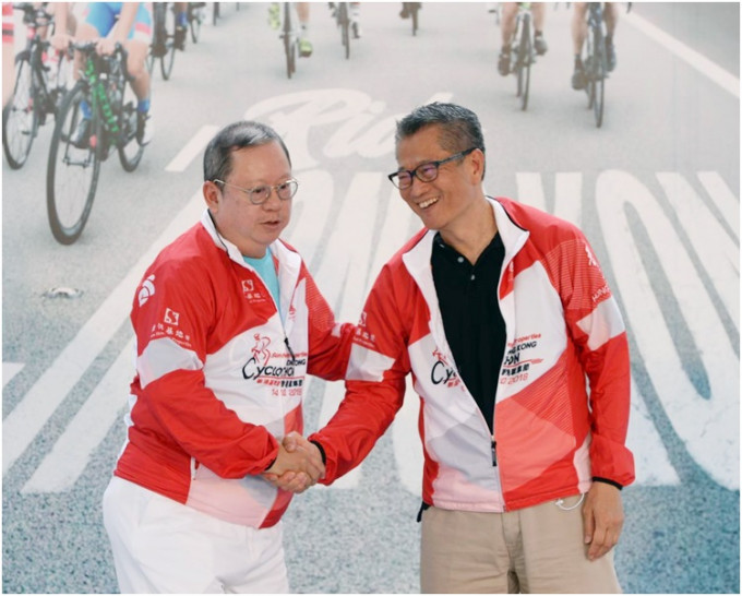 陈茂波（右）出席单车节活动。