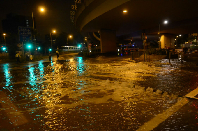 爆鹹水管湧泥水，甘肅街渡船街改道。