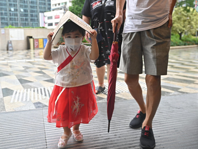 雨帶會繼續在今日及未來數天為香港帶來驟雨及狂風，海面亦有湧浪。