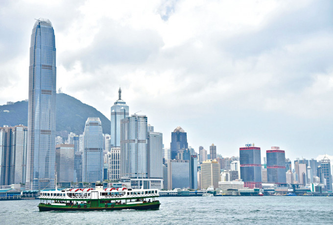 中国据报向部分公民徵收海外所得税，此举恐将加剧香港人才流失，削弱金融中心地位。