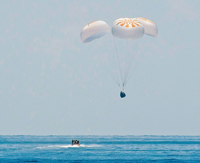 「龍」飛船周日張開四個降落傘，「濺落」墨西哥灣海面。　