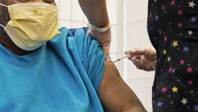 美研究指Delta流行期間，染疫後自然免疫力優於疫苗保護力。AP圖片