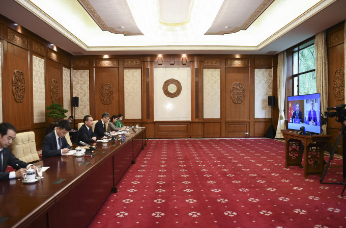 国务委员兼外长王毅与意大利外长迪马约举行视像会晤。 新华社图