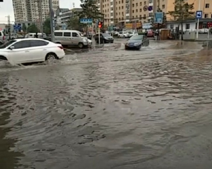 吉林省连场暴雨导致多处水浸。