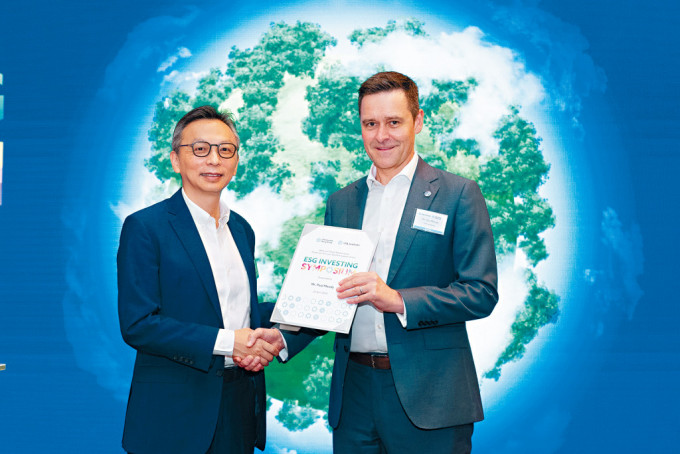 香港特許金融分析師學會會長何敏（左）及CFA協會全球合作夥伴關係及客戶解決方案董事總經理Paul Moody（右）。