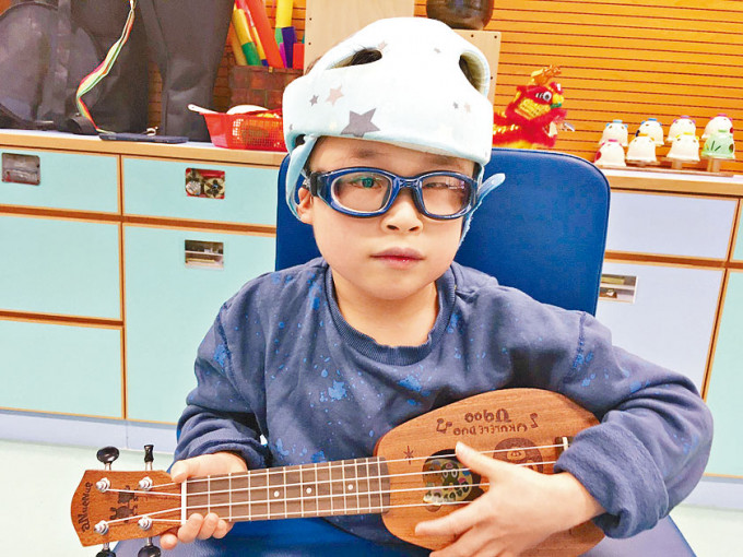 明愛賽馬會樂仁學校通過計畫，把以往由教師主導的音樂課，更多讓學生參與，包括演奏樂器，令他們成功感更大。