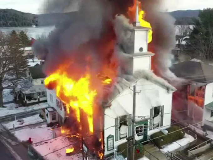 美国纽约州东北部一座逾百年历史的教堂发生大火。AP