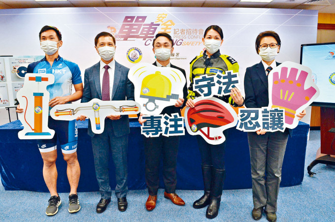 運輸署工程師李冠傑（左三）及署理高級警司黃冰冰（右二），呼籲市民踏單車時注意安全。