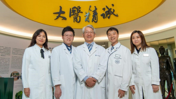 浸大中医药学院临床部主任卞兆祥教授（中）及其研究团队成员。浸大中医药学院