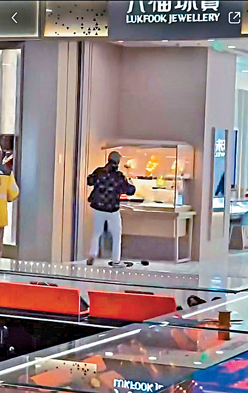 一男子昨晚在杭州商场内打劫金铺。