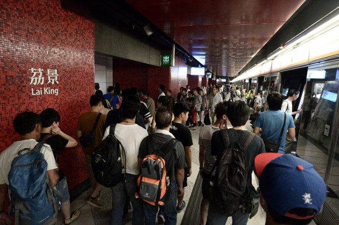 港铁表示，荃湾线靠近荔景站因信号故障，服务会有延误。资料图片