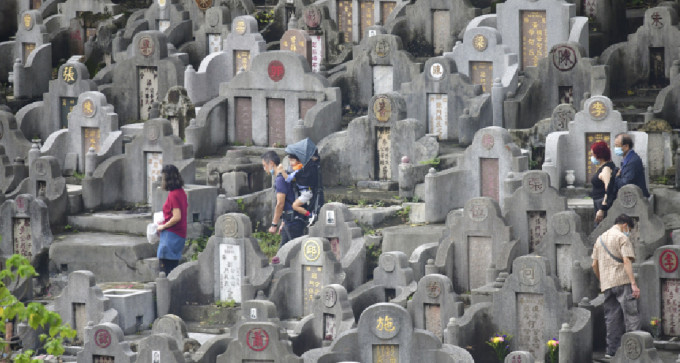 华人永远坟场管理委员会强烈呼吁巿民在疫情高峰期勿前往扫墓。（资料图片）