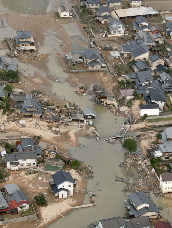 日本西部广泛地区因连日豪雨成灾，引发泥石流及山泥倾泻，遇难人数增至90人。AP