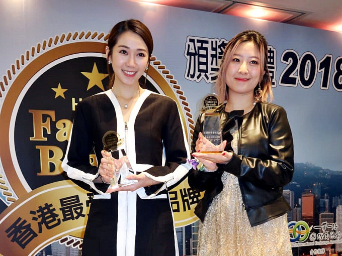 黎美言（左）、 蔡明思出席香港最受歡迎品牌頒獎禮。