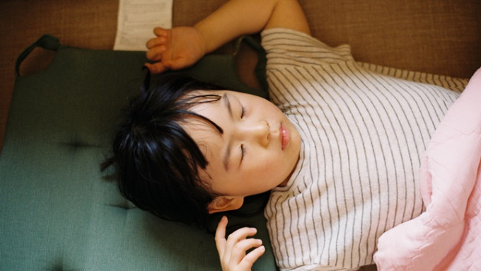 江苏常州有家长以封口贴改善孩子张嘴睡的习惯，却令他几乎窒息。Unsplash示意图，非涉事人