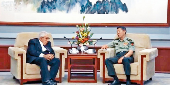 國防部長李尚福（右）在京會見基辛格（左）。