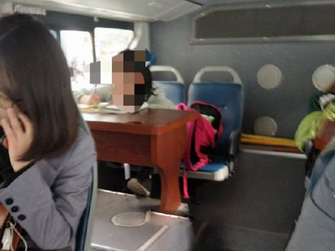郑州巴士上设置桌子，被网民称供学生写作业。(网图)
