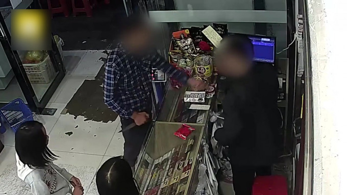 一名男子持刀打劫超市却被老板、老板娘淡定无视。（网图）