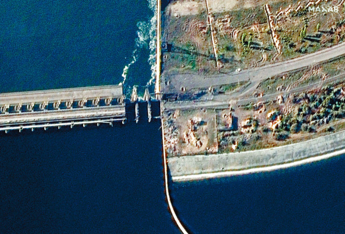 美國Maxar公司發布衞星圖像，可見新卡科夫卡水壩部分被炸毀。