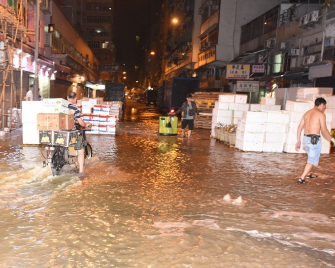 本港不時爆水管，令街道變成「黃河」。資料圖片
