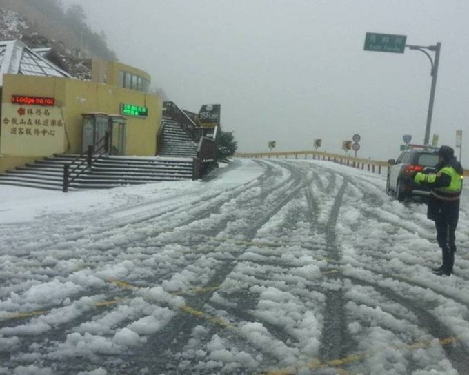 合欢山路面满布积雪。台湾新城警分局