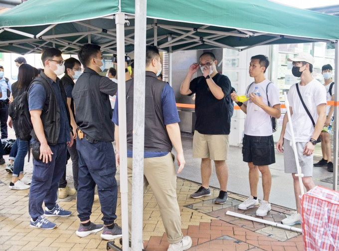 职工盟昨日在铜锣湾及旺角的街站先后被警方围封。资料图片