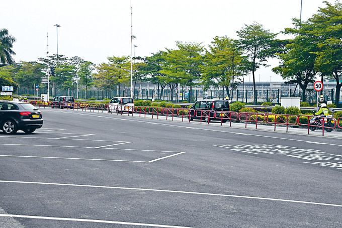 載有港人釋囚的七人車經深圳灣口岸駛入港境，沿途有警方電單車護送。