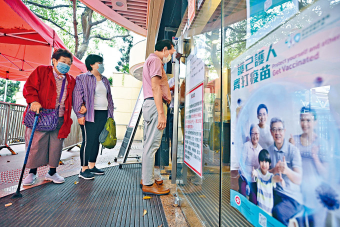 市民到中央图书馆疫苗接种中心打科兴疫苗。