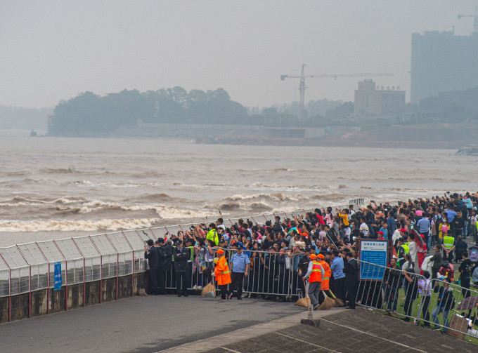 市民纷纷前往钱塘江两岸观看潮水。新华社图片