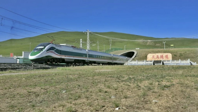 「复兴号」电动列车驶经青藏铁路关角隧道。