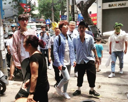 6位成員在越南頭街被粉絲捕獲。