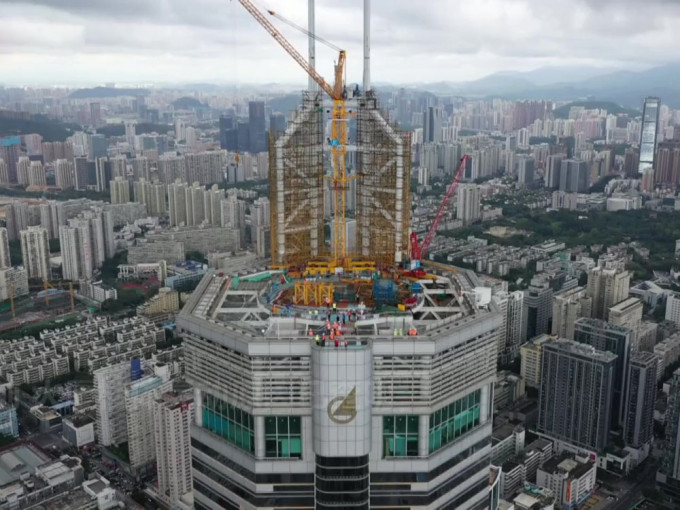 深圳赛格大厦晃动原因查明，正拆除楼顶桅杆。图：中国新闻网