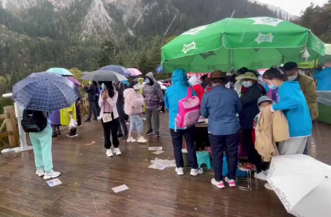 九寨溝今日突下大雨，不少遊客措手不及。互聯網圖片