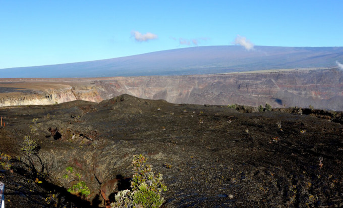 夏威夷的冒纳罗亚火山，自去年10月起发生50次小地震，促使美国地质学家发出黄色警告。  AP