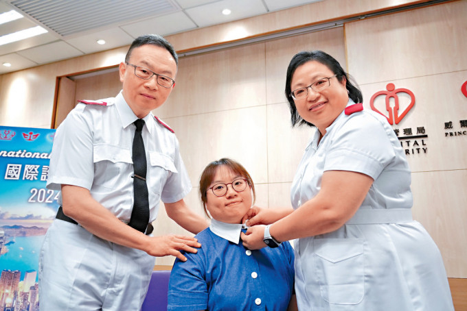 今年母亲节适逢国际护士节，姚丽萍（右）表示女儿郑咏曦（中）入行时亲手为她戴上自己的护士服颈钮，象徵传承。左为其夫、威院资深护师（综合病房）郑国中。
